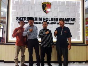Pengacara Rusdianto, SH. MH (Baju Batik) Bersama Pelapor